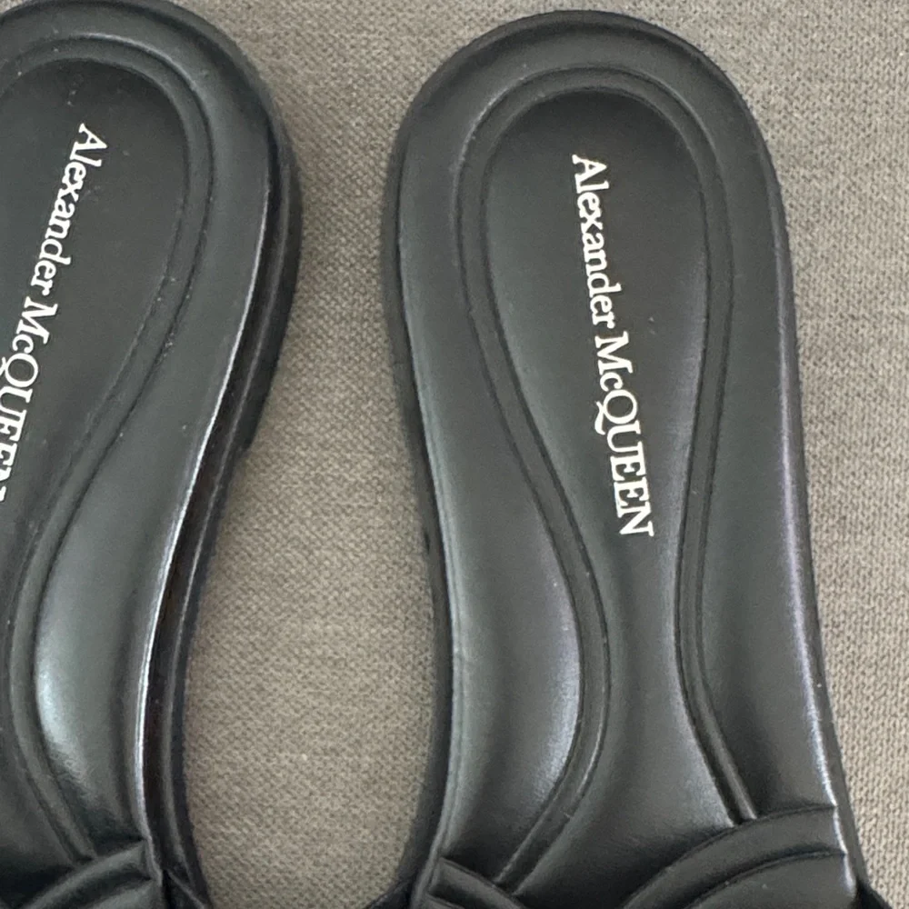 Alexander McQueen Embossed Black Sandals - Picture 2 of 4